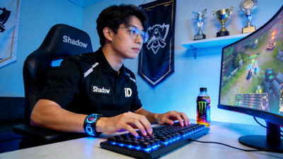 电竞世界冠军Shadow在训练基地专注练习游戏操作