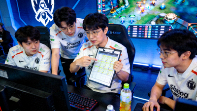 电竞世界冠军Shadow与队友进行战术讨论分析