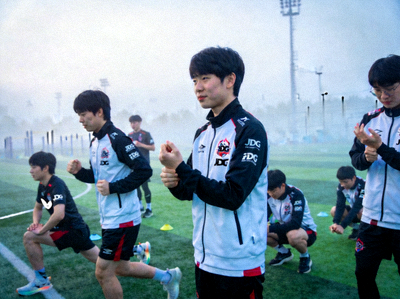 JDG战队选手清晨进行体能训练与手部保健操