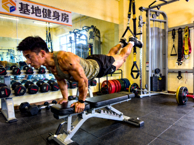 基地健身房，选手进行核心力量训练