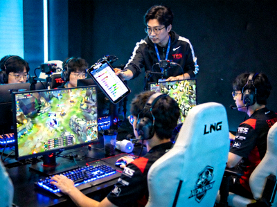 LNG战队与TES战队进行高强度训练赛，教练在身后记录数据