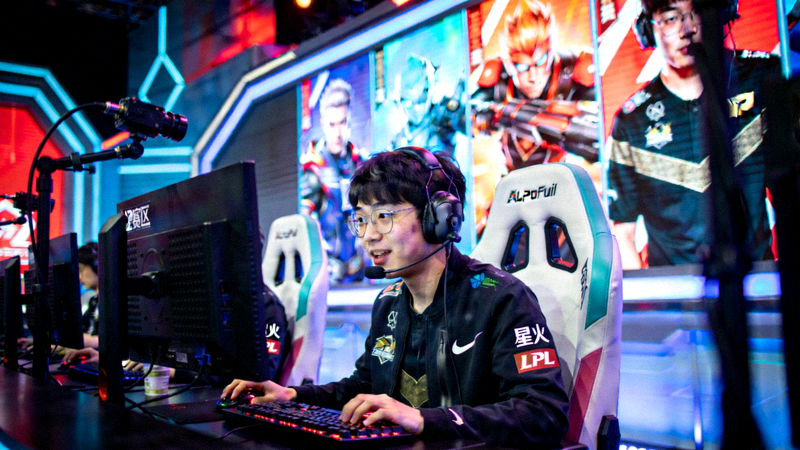 LPL赛区新人中单选手'星火'在比赛中专注操作的画面