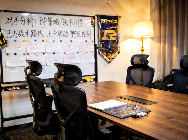 RNG战队战术室实拍，白板上写满对手分析与己方战术路线