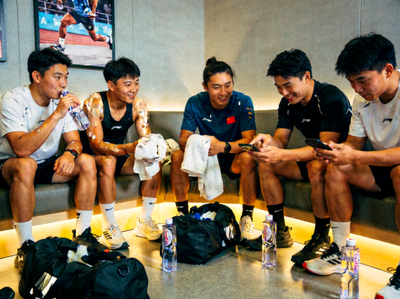 休息区，选手在训练间隙放松交流